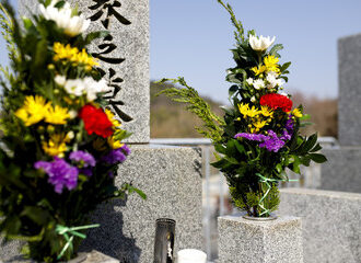 もうすぐお盆！お墓参りのマナーで気を付けることは？おすすめの仏花について知りたい？！